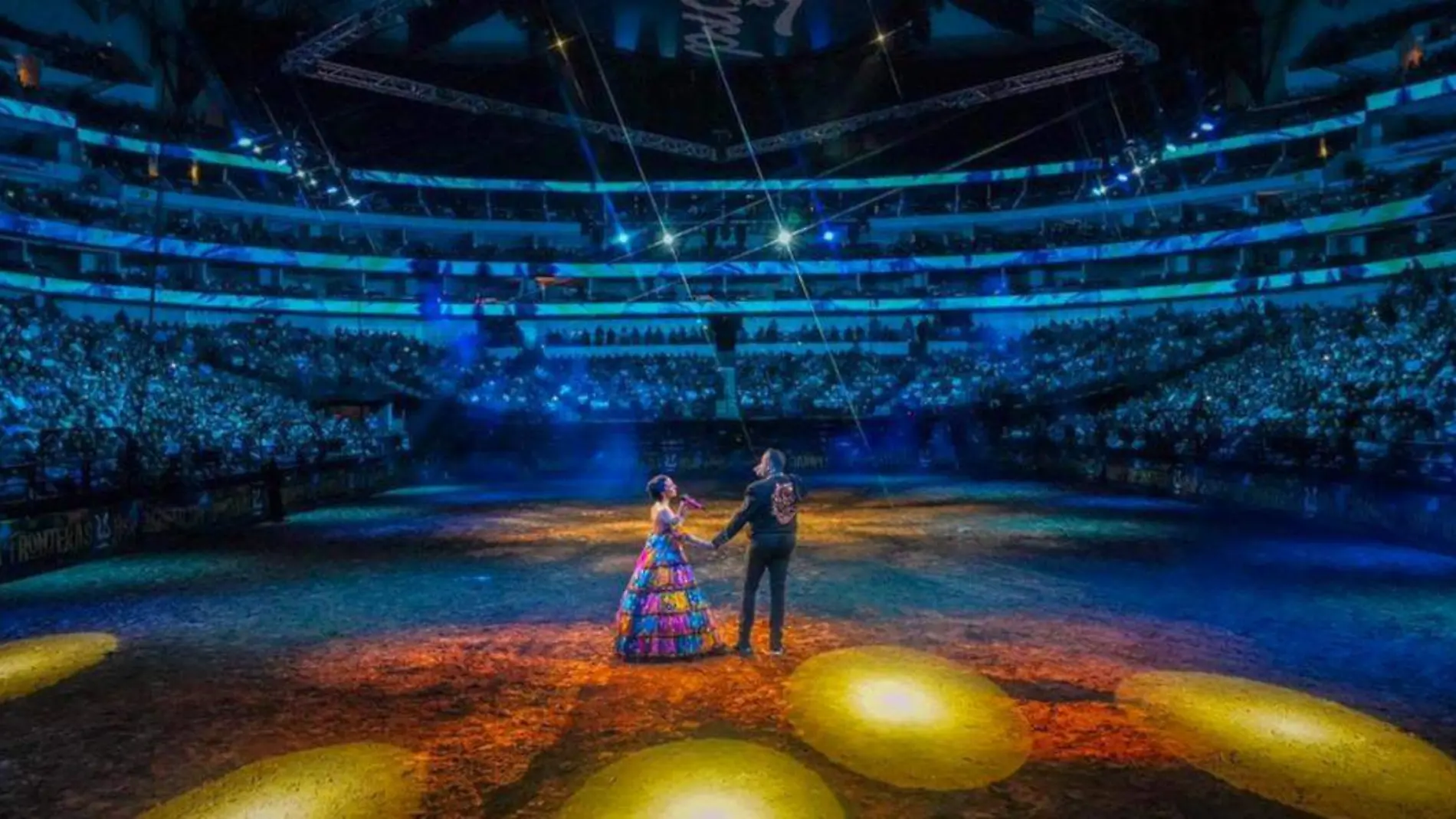 Pepe y Ángela Aguilar en su espectáculo jaripeo sin fronteras